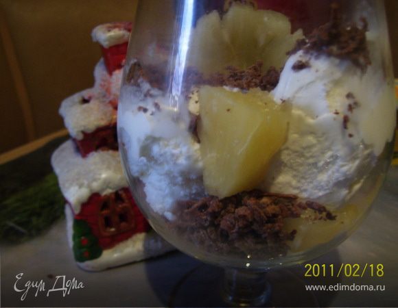 Выкладываем пломбир, посыпаем дробленым орехом и тертым шоколадом.