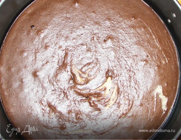 Испечь шоколадный бисквит.Остудить и разрезать на 2 части.