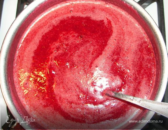 Ягоды слегка разморозить.Размять в пюре.Добавить сахар.Хорошо прогреть.Добавить размоченный желатин.Прогреть до растворения всё время помешивая.Не доводить до кипения.Остудить периодически помешивая до лёгкого загустения.