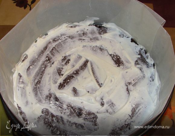 Взбить 50г сливок с чайной ложкой пудры.До лёгкого загустения.Намазать две половинки коржа.Один поместить в разъёмную форму выстланную калькой.Сверху выложить ягодное пюре и поставить на ночь в холодильник.Второй корж тоже в холодильник.