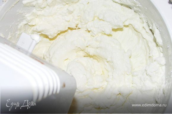 Взбить сливки с пудрой до загустения.Постепенно добавить сыр тщательно перемешивая миксером на небольших оборотах.