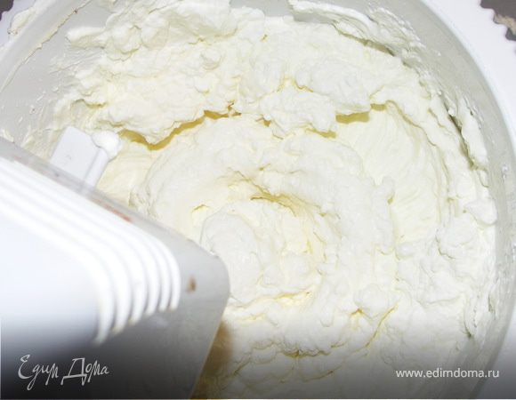 Взбить сливки с пудрой до загустения.Постепенно добавить сыр тщательно перемешивая миксером на небольших оборотах. 
