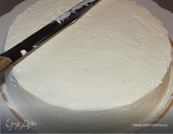 Освободить корж с застывшим желе из формы.Выложить треть крема.Сверху положить вторую половинку коржа.Пропитать её сладкой водой(или разбавленным малиновым сиропом).Густо обмазать кремом верх и бока торта.С помощью длинного ножа придать форму.