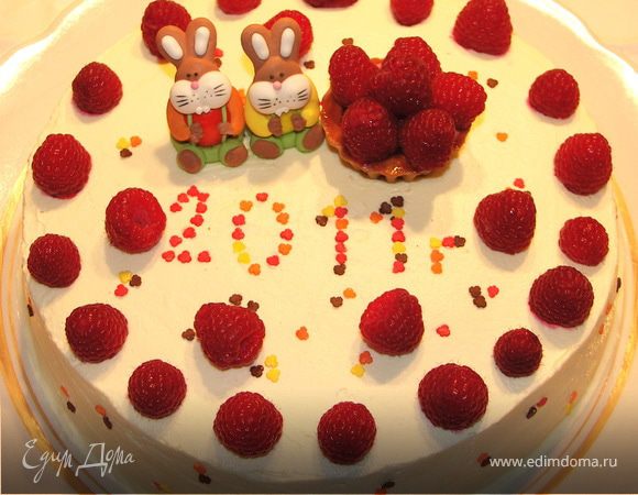 Украсить малиной,фигурками из мастики и цветной посыпкой.Поставить в холодильник на пару часов.Торт готов))