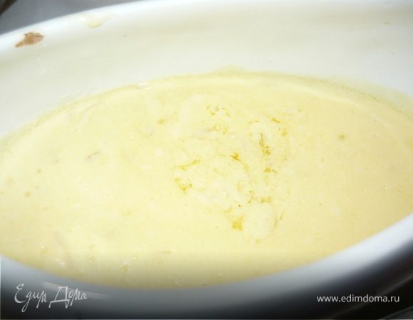 Приготовление соуса можно начинать одновременно с тем, как отправите рыбу в духовку. 
Лук шалот, черный перец горошком и вино в толстостенном сотейнике нагревать, пока жидкость не выпариться на половину.
Добавить жирные сливки, упарить еще на половину. 
Посолить.
Добавить в несколько приемов размягченное сливочное масло. 
Вкус у этого соуса непередаваемый!!! 