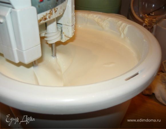 Подогреть молоко (не доводя до кипения) и растворить в нем 2 пакетика желатина.
Взбить сметану с сорбитом и ванилином, добавить туда разведенный желатин.