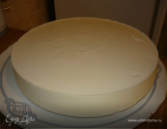 Залить в форму - я брала форму для торта - и поставить в холодильник застывать. На это уходит несколько часов, так что в идеале отправить в холодильник на ночь.