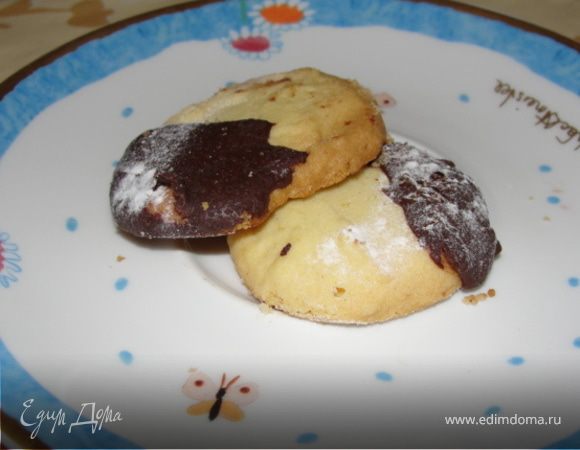 Раскатать тесто в 3мм. Можно использовать любые формочки для печенья. Если тесто получилось жидковатое, можно выложить десертной ложкой на бумагу для выпечки. Выпекаем при 150 градусов 15 минут. После дать печенью остыть и смазать его  по желанию абрикосовым вареньем или растопить шоколад на водяной бане и смазать им половинку каждого печенья. Присыпать молотыми орехами или кокосовой стружкой, сахарной пудрой.