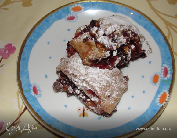 Нарезать наши рулеты на кусочки по 1 см толщиной. Выложить на бумагу для выпечки. Выпекать в разогретой духовке при 180 градусах 15 минут. Дать остыть и присыпать сахарной пудрой.