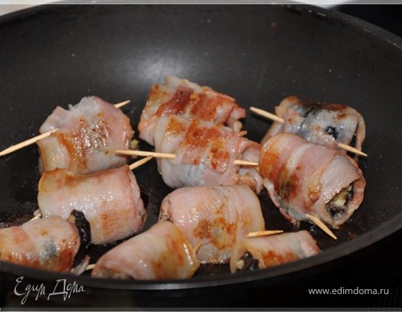 Заматываем каждую черносливину в полоску бекона и обжариваем на сковороде БЕЗ масла. Украшаем кто как любит! ))