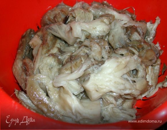 баклажаны очистить от кожуры. нарезать полосками посолить и оставить на час.через час смыть водой соль,обмакнуть в раст масло,поставить на смазанный маслом лист и выпечь в духовке при темп 180 гр с каждой стороны (до золотистого цвета)
