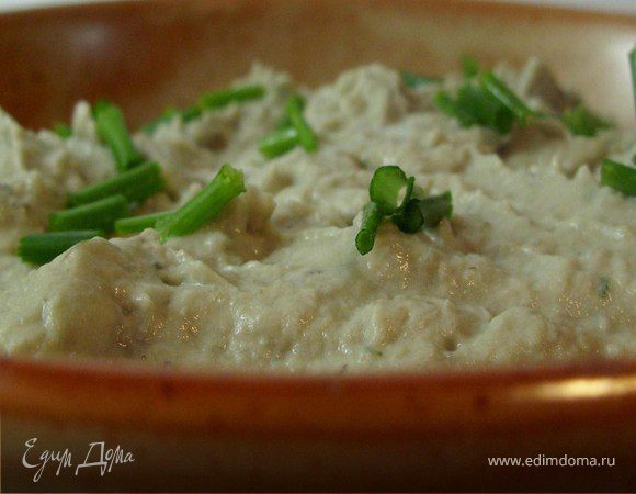 Все ингредиенты смешать, посолить поперчить и взбить в блендере до однородного состояния.По желанию можно добавить в готовое блюдо немного нарезанной зелени и немного лимоного сока по вкусу.
Подавать в холодном виде как закуску с багетом или другим любым хлебом. 