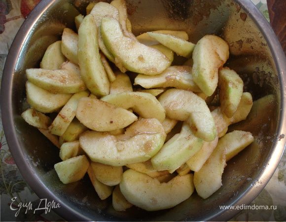 Яблоки очистить от кожуры и семян, нарезать тонкими дольками. Добавить мускатный орех, корицу, мед и 1 ст.л. сахара. Перемешать и оставить.