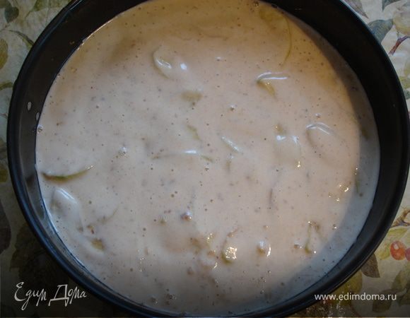 Духовку разогреть до 180*С.
Разъемную форму диаметром 24-25 см смазать сливочным маслом, обсыпать панировочными сухарями, выложить на её дно половину подготовленных яблок, сверху вылить тесто и осторожно перемешать его с яблоками. Поверхность коржа должна быть ровной, а тесто должно полностью покрывать дольки яблок.
