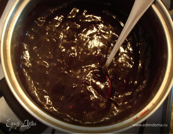 Пока печется корж, стоит заняться вишней. Сок от размороженной вишни смешать с 100 г сахара, довести до кипения, добавить 2 ст.л. крахмала, предварительно разведенной в холодной воде, и варить 1 минуту.