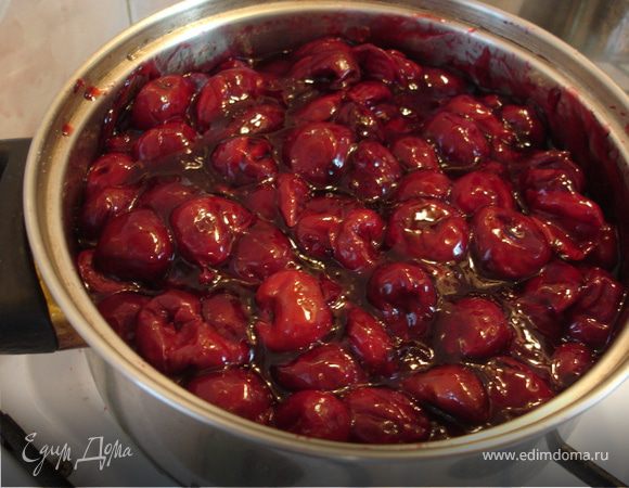 Снять с огня, засыпать вишни (оставить несколько вишен для украшения торта) и оставить на некоторое время, чтобы вишни пропитались сахаром.