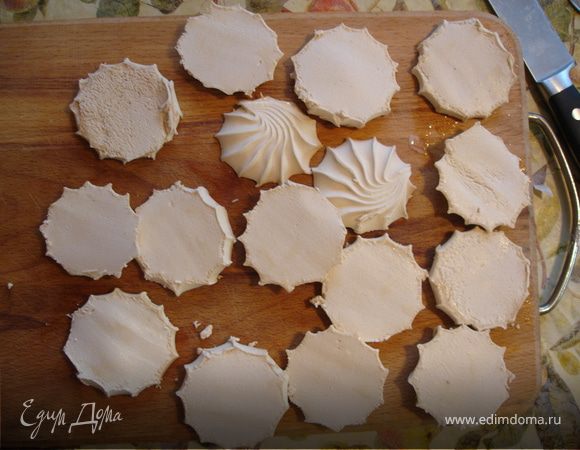 Зефир разделить на половинки.
В стакан налить горячей воды и, окуная в неё нож, разрезать каждую половинку на 2 части. Горячая вода помогает резать зефир ровно и аккуратно.
