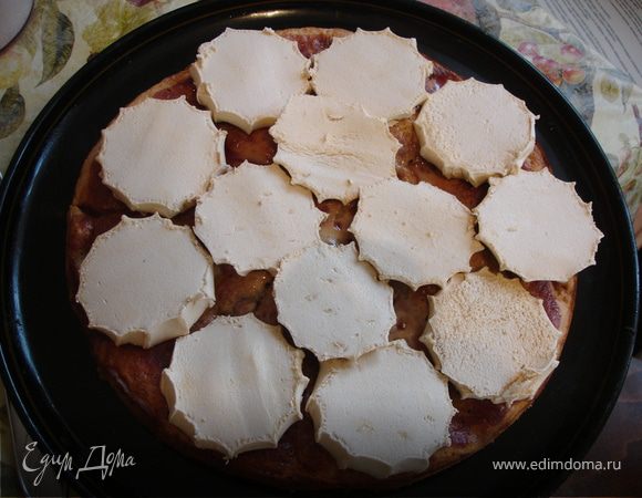 Когда корж остынет, достать его из формы, промазать сверху джемом, затем выложить в один слой нарезанный зефир.