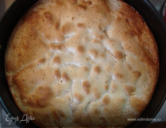 Замесить тесто и выпечь ещё один такой же корж. В тесто второго коржа можно добавить 1 ст.л. мелко размолотого кофе или половинку порубленной шоколадки.