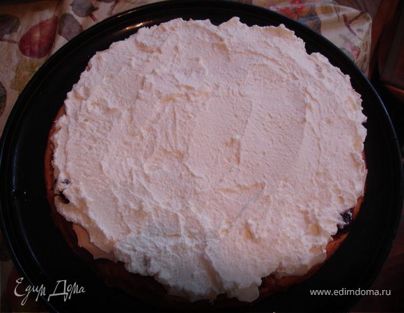 Сливки взбить миксером с закрепителем сливок до образования густой пены. Выложить крем поверх кусочков зефира.