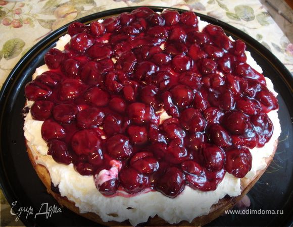 На сливки выложить слой вишни.