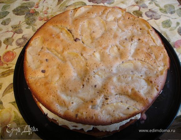 Дождаться, пока второй корж остынет, достать его из формы и выложить сверху, на слой вишни.