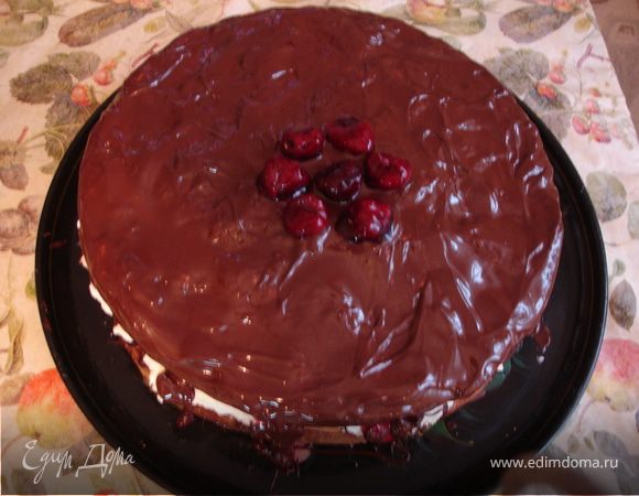 Шоколад разломать на кусочки и растопить на водяной бане. Растопленный шоколад вылить на вершину торта и распределить с помощью подогретой в горячей воде лопатки. 
Опираясь на свой опыт, хочу преложить другой вариант шоколадной глазури для торта, т.к. когда растопленный шоколад застывает, порезать торт довольно проблематично, куски ломаются.
Можно сделать вот такую шоколадню глазурь: 1,5 ст.л. сметаны, 1 ст.л. какао-порошка, 1,5 ст.л. сахара. Поставить на слабый огонь и довести до кипения. Полученной жижей обмазать торт.
