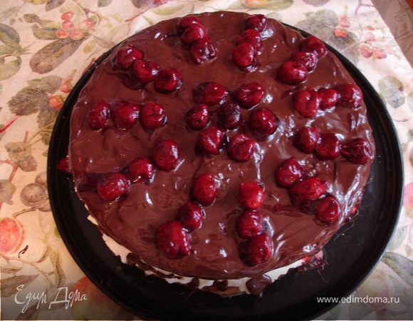 Размороженную вишню разложить по глазури, аккуратно вдавливая в шоколад.