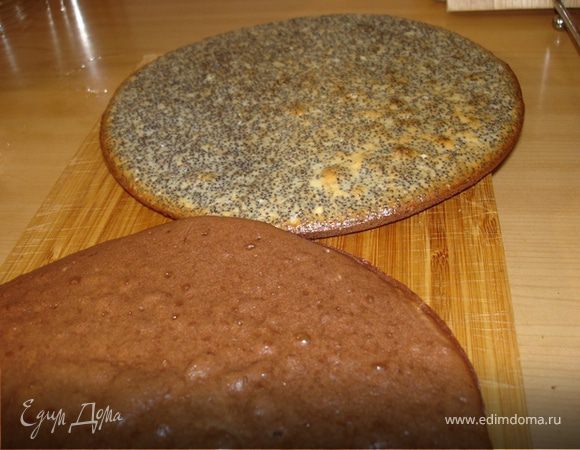 Яйца взбить с сахаром, добавить сметану, потом вмешать просеянную с разрыхлителем муку. Тесто разделить на 4 части. В каждую добавить по наполнителю-какао, мак, изюм, орехи. Печь каждый корж при200С 15-20мин. Получаются такие страшненькие лепёхи.