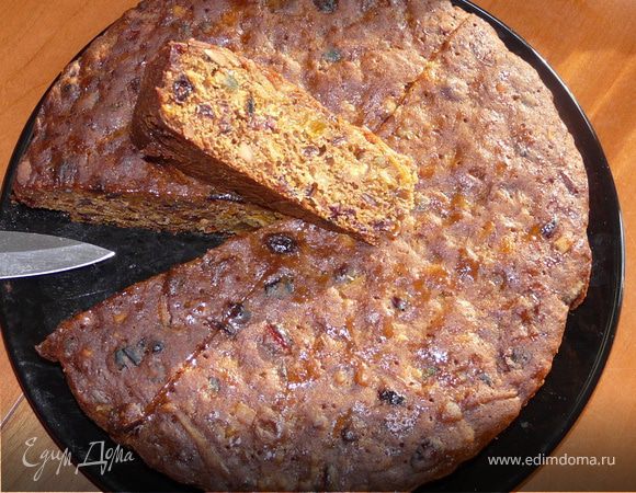 Смешать муку, разрыхлитель, орехи, пряности и соединить с фруктовой массой.
Форму для пирога простелить бумагой, смазаной, выложить тесто и печь 45 минут при 135С, затем уменьшить до 120С и печь еще 1 час (проверить палочкой).
Вынуть, сделать дырочки спичкой/зубочисктой и "накормить" его алкоголем (пару ст.л.). Завернуть его в бумагу и фольгу и положить в холодильник.