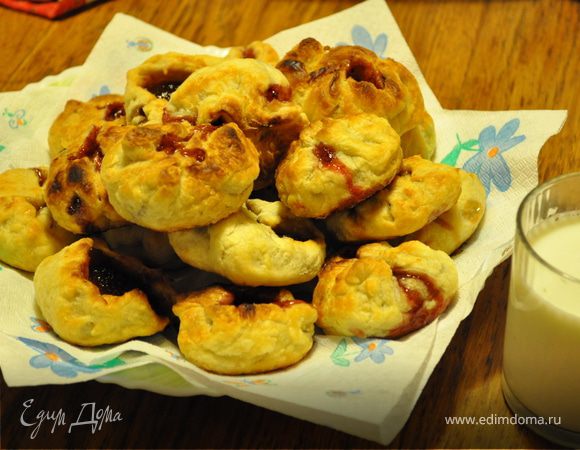 Заранее разогреть духовку до 200 градусов, убавить огонь до 180'С и выпекать пирожки 10-15 минут до золотистой корочки. 