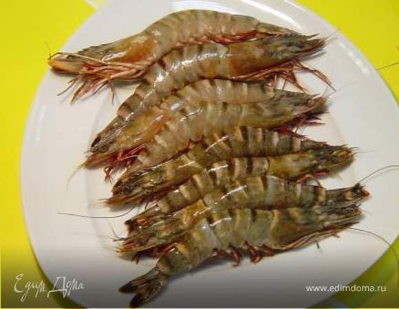 В это время разогреваем масло на сковороде, туда мелко режем чеснок и вбиваем яйца, с помощью лопатки быстро распределяем содержимое по всей сковороде, чтобы яйца разделились на мелкие кусочки. Выкладываем креветки, поливаем соевым соусом, выдавливаем сок  половинки лайма , солим и перчим. Дальше вынимаем и процеживаем лапшу, добавляем ее на сковороду, слегка перемешиваем, что-бы все стало пропитано подливкой, готовим еще 2 минуты. Креветки не должны быть слишком твердыми, достаточно подержать их на сковороде 2-5 минут в целом.  