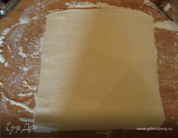 Берем готовое слоеное тесто и раскатываем его.