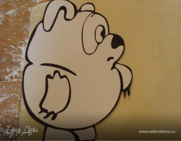 А перед началом работы,мы рисуем Винни Пуха на картоне и вырезаем.Затем прикладываем его на раскатанное тесто и вырезаем.