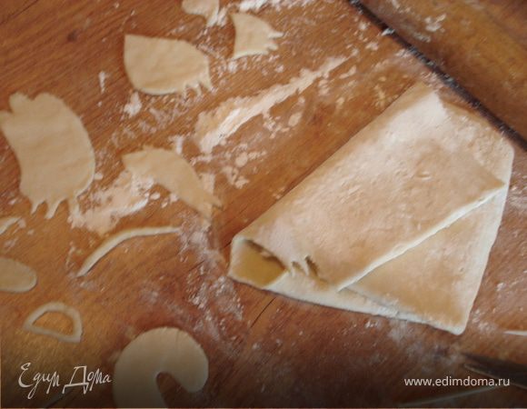 Теперь вырезаем ушки,лапки ,глаз,носик.