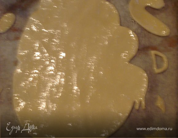 Смазываем все вырезанные части желтком и выпекаем до готовности.