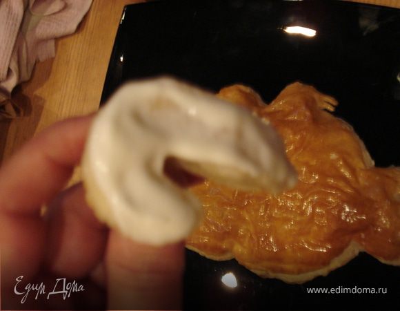 Нам осталось собрать мишку.Для этого мы берем творожный сыр(можно творожную массу),намазываем испеченные части и выкладываем на "тело" Винни.