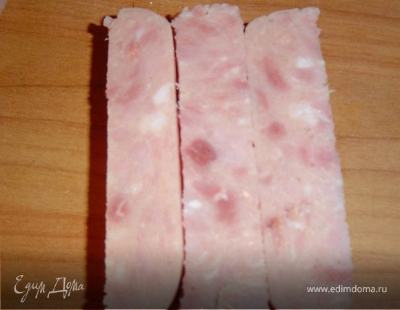 Ветчину нарежьте брусочками длиной 10 -12 см.