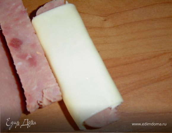 Оберните эти брусочки пластинками сыра. 