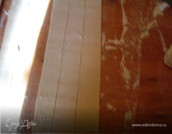 Тесто раскатайте в пласт толщиной 5 -6 мм и нарежьте на полоски. 