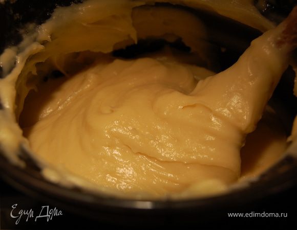 Просеять муку. В кастрюле нагреть воду с маслом, вскипятить и быстро всыпать всю муку.Смешивать, взбивая деревянной ложкой,пока тесто не будет отходить от стенок кастрюли, в виде шарика. Дать остыть 5 минут.
По одному в массу вводить яйца и тщательно вымешивать.