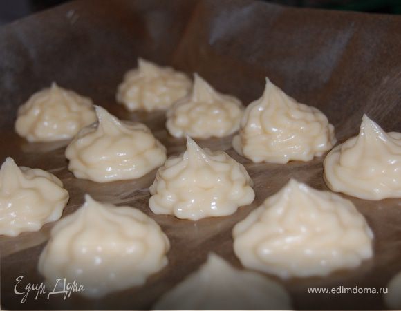 Тесто поместить в кондитерский шприц(мешок) и выдавить "розочки", оставляя немного места между ними.