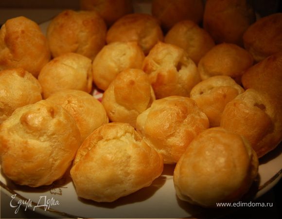 Выпекать приблизительно 25 минут, до золотистого цвета. Когда булочки готовы, необходимо сделать надрез, чтобы вышел пар и они не размокли. Я это делала насадкой от шприца, ей же потом и наполняла профитроли кремом через это отверстие.