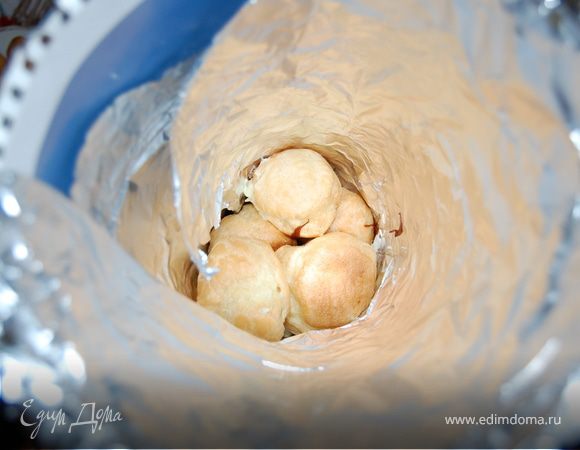 Растопить в кастрюле  шоколад. Я использовала молочный, а потом черный (последний, на мой взгляд, лучше). По очереди обмакнуть в шоколад и вкладывать в конус,чтобы они соприкасались намазанными сторонами.Первые булочки вкладывать довольно трудно, потом легче.Булочки вкладывать достаточно плотно.