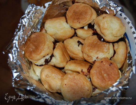 Важно уложить последний слой, потому как он будет основанием для торта. Я этот момент слегка упустила, тому мой торт немного на Пизанскую башню похож;))Наполненный конус поставить на 10 часов у прохладное место.Перед подачей на стол, аккуратно перевернуть конус на тарелку и снять бумагу с фольгой.