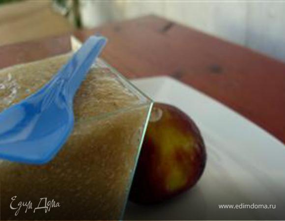 Перемолоть в блендере фрукты, добавить все остальные компоненты и взбить до однородного состояния.Подавать охлажденным с кубиками льда.