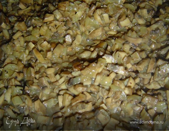 Нарезаем мелко лук и чеснок и обжариваем на 50г сливочного масла в течении 3 минут. Затем добавляем мелко нарезанные грибы, накрываем крышкой и тушим 15 минут. Снимаем крышку, и выпариваем жидкость (но грибы должны остаться влажными). Добавляем еще 50г масла и даем остыть.