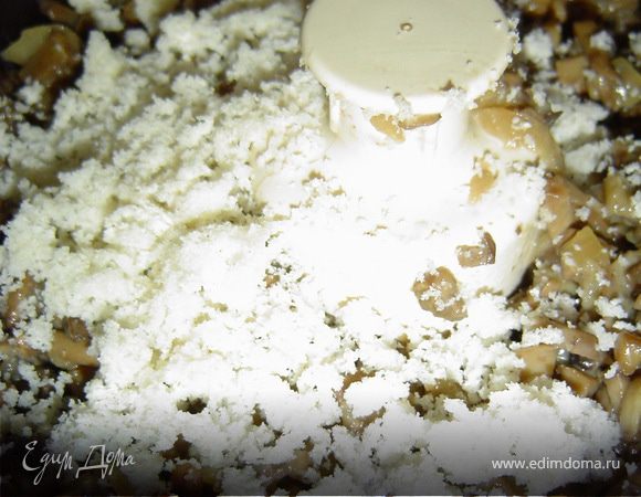 К грибам добавляем хлебные крошки, сыр, соль, перец, оставшееся масло и смешиваем с помощью блендера до однородной массы. Полученный паштет накрываем и отправляем в холодильник на пару часов