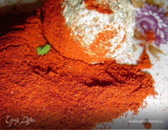 После охлаждения формируем шарики или валики, обваливаем их в паприке, куркуме, зелени. 