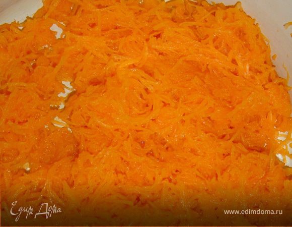 Тыкву очищаем и натираем на мелкой терке.